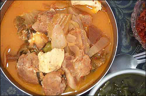 김장 김치는 뭐니뭐니 해도 역시 찌개. 돼지고기 숭덩숭덩 썰어놓고 끓인 김치찌개에는 밥 한 그릇 뚝딱은 식은 죽 먹기. 